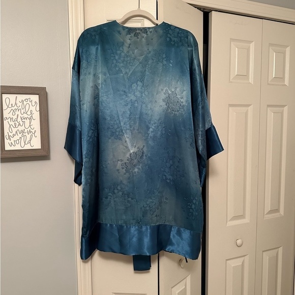 Victoria's Secret Blue Floral Robe - Picture 3 of 10